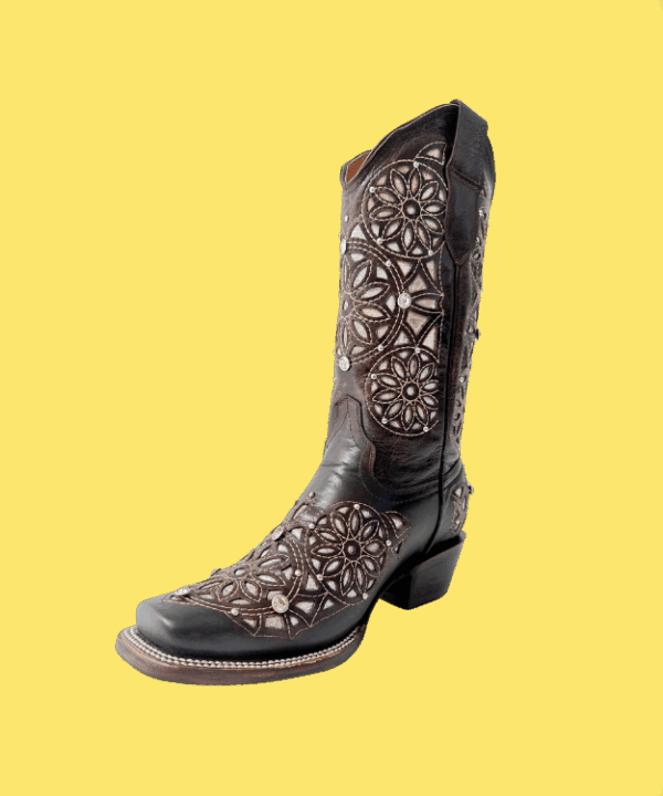 Bota vaquera de dama en piel de res color café, con un diseño de bordado láser estilo atrapasueños en el tubo y la parte inferior.