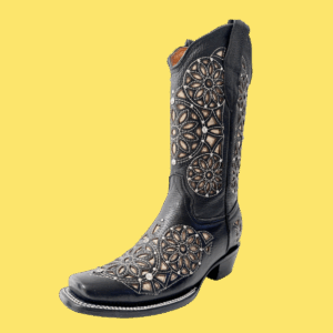 Bota vaquera de dama en piel de res color negra, con un diseño de bordado láser estilo atrapasueños en el tubo y la parte inferior.