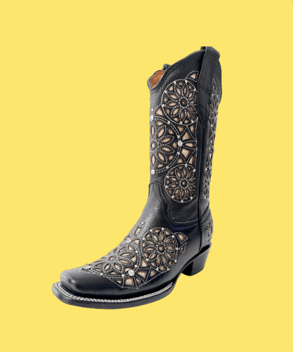 Bota vaquera de dama en piel de res color negra, con un diseño de bordado láser estilo atrapasueños en el tubo y la parte inferior.