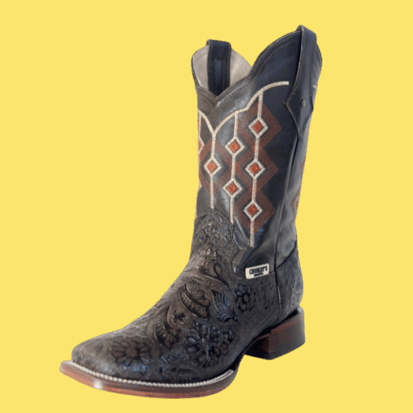 Bota Vaquera Elaborada en piel de res con acabado en color café, grabado cincelado con patrones florales y detalles geométricos en el tubo, aportando un estilo artesanal y distintivo.