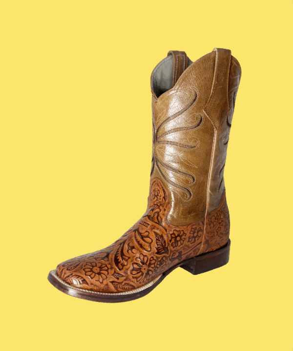 Bota elaborada en piel de res con grabado artesanal y suela de cuero, esta bota combina tradición y estilo. Su horma Bulldog brinda máxima comodidad.
