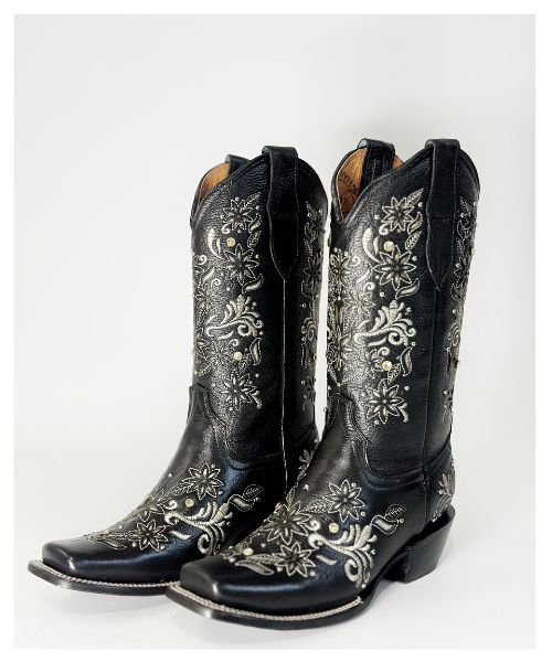 Bota vaquera de dama en piel de res color NEGRA, con un diseño de bordado láser en el tubo y la parte inferior.