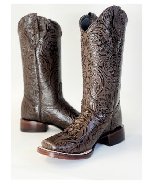 Bota Cincelada Completa Café con grabado total, horma bulldog , suela de cuero y forro en piel. ¡Elegancia firme y estilo vaquero auténtico!