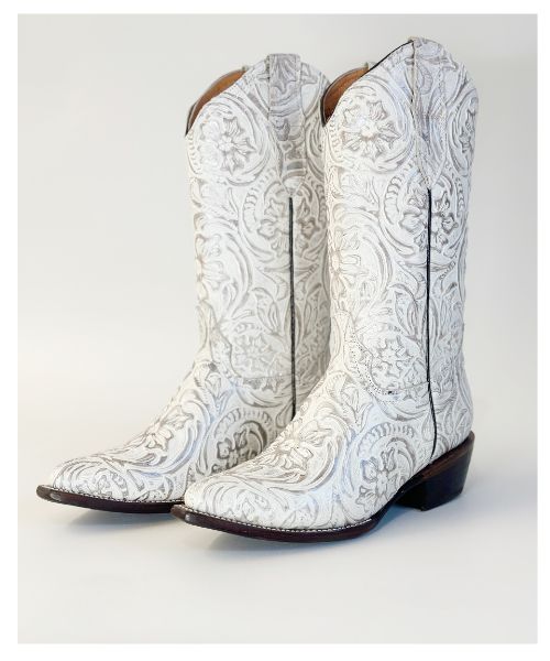 Bota Cincelada Completa BLANCA con grabado total, horma bulldog , suela de cuero y forro en piel. ¡Elegancia firme y estilo vaquero auténtico!