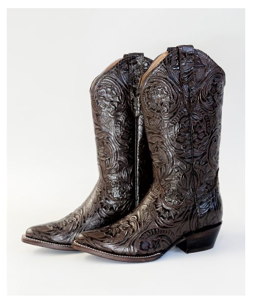 Bota Cincelada Completa Café con grabado total, horma puntal, suela de cuero y forro en piel. ¡Elegancia firme y estilo vaquero auténtico!