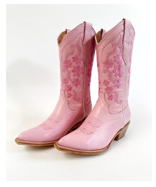 Bota Camila ROSA en piel de res con horma puntal , suela de cuero y bordado elegante. ¡Estilo vaquero con esencia sofisticada!