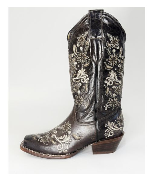 Bota vaquera de dama en piel de res color CAFÉ, con un diseño de bordado láser en el tubo y la parte inferior.
