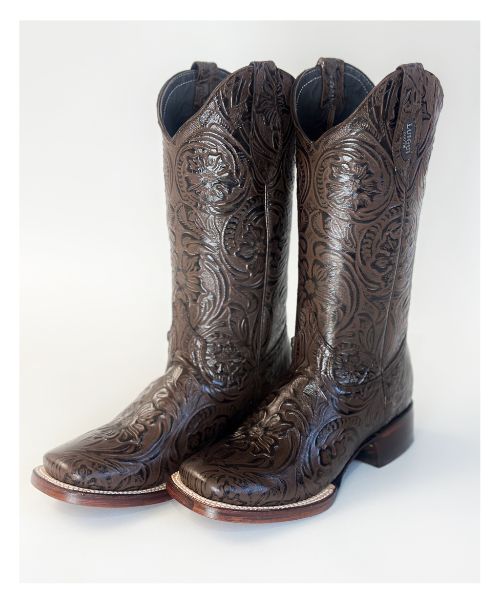 Bota Cincelada Completa Café con grabado total, horma bulldog , suela de cuero y forro en piel. ¡Elegancia firme y estilo vaquero auténtico!