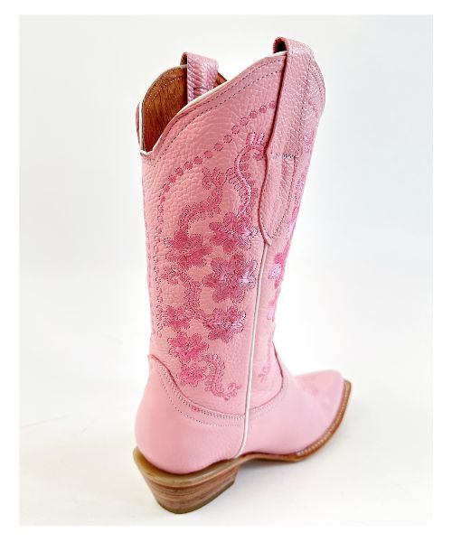 Bota Camila ROSA en piel de res con horma puntal , suela de cuero y bordado elegante. ¡Estilo vaquero con esencia sofisticada!