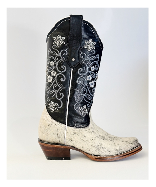Botas pelo de vaca con horma rodeo, suela de cuero y forro de res. ¡Auténtico estilo vaquero con elegancia artesanal!