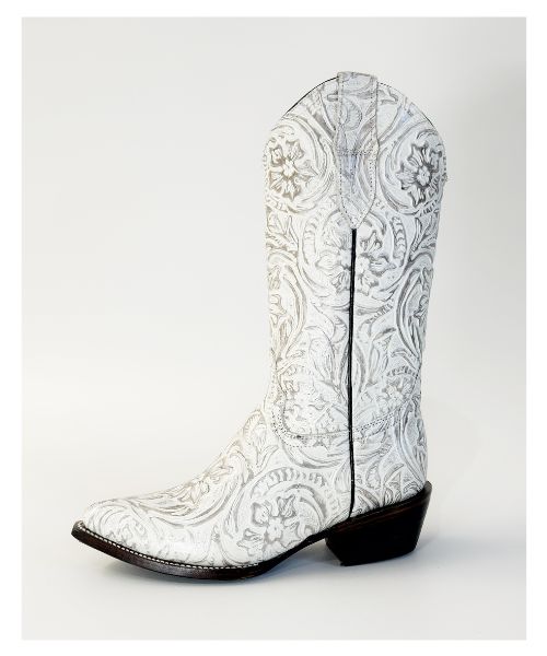 Bota Cincelada Completa BLANCA con grabado total, horma bulldog , suela de cuero y forro en piel. ¡Elegancia firme y estilo vaquero auténtico!