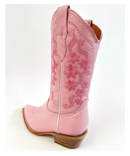 Bota Camila ROSA en piel de res con horma puntal , suela de cuero y bordado elegante. ¡Estilo vaquero con esencia sofisticada!