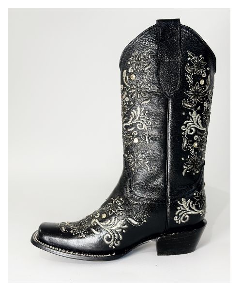 Bota vaquera de dama en piel de res color NEGRA, con un diseño de bordado láser en el tubo y la parte inferior.