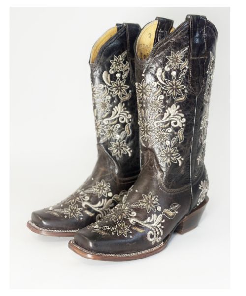 Bota vaquera de dama en piel de res color CAFÉ, con un diseño de bordado láser en el tubo y la parte inferior.
