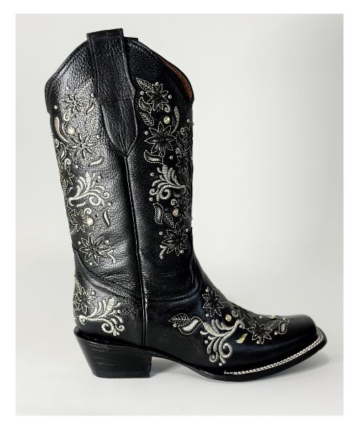 Bota vaquera de dama en piel de res color NEGRA, con un diseño de bordado láser en el tubo y la parte inferior.