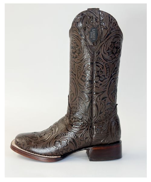 Bota Cincelada Completa Café con grabado total, horma bulldog , suela de cuero y forro en piel. ¡Elegancia firme y estilo vaquero auténtico!
