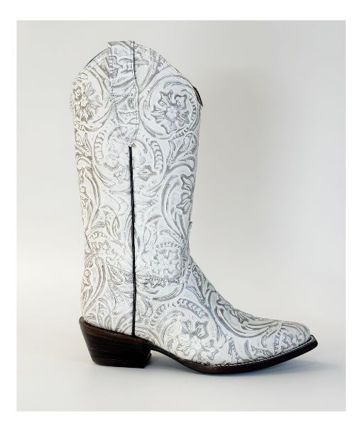 Bota Cincelada Completa BLANCA con grabado total, horma bulldog , suela de cuero y forro en piel. ¡Elegancia firme y estilo vaquero auténtico!