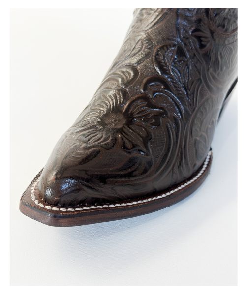 Bota Cincelada Completa Café con grabado total, horma puntal, suela de cuero y forro en piel. ¡Elegancia firme y estilo vaquero auténtico!