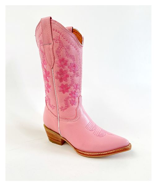 Bota Camila ROSA en piel de res con horma puntal , suela de cuero y bordado elegante. ¡Estilo vaquero con esencia sofisticada!
