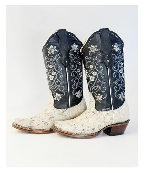 Botas pelo de vaca con horma rodeo, suela de cuero y forro de res. ¡Auténtico estilo vaquero con elegancia artesanal!