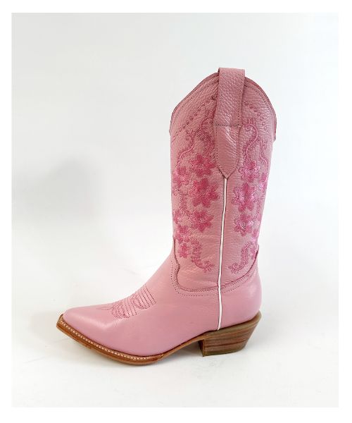 Bota Camila ROSA en piel de res con horma puntal , suela de cuero y bordado elegante. ¡Estilo vaquero con esencia sofisticada!