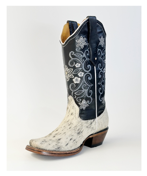 Botas pelo de vaca con horma rodeo, suela de cuero y forro de res. ¡Auténtico estilo vaquero con elegancia artesanal!