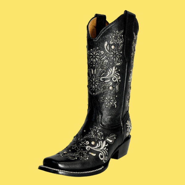 Bota vaquera de dama en piel de res color NEGRA, con un diseño de bordado láser en el tubo y la parte inferior.