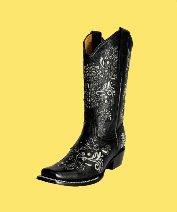 Bota vaquera de dama en piel de res color NEGRA, con un diseño de bordado láser en el tubo y la parte inferior.
