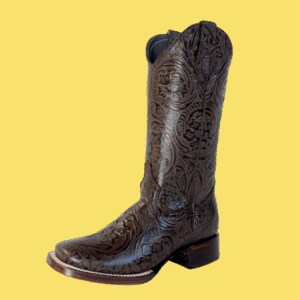 Bota Cincelada Completa Café con grabado total, horma bulldog , suela de cuero y forro en piel. ¡Elegancia firme y estilo vaquero auténtico!