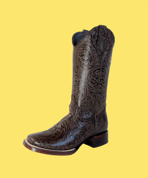 Bota Cincelada Completa Café con grabado total, horma bulldog , suela de cuero y forro en piel. ¡Elegancia firme y estilo vaquero auténtico!