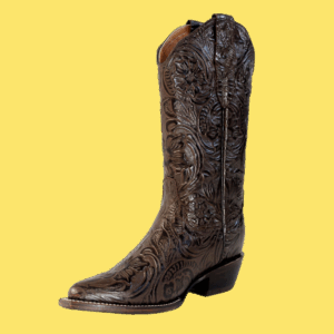 Bota Cincelada Completa Café con grabado total, horma puntal, suela de cuero y forro en piel. ¡Elegancia firme y estilo vaquero auténtico!