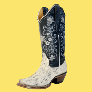 Botas pelo de vaca con horma rodeo, suela de cuero y forro de res. ¡Auténtico estilo vaquero con elegancia artesanal!