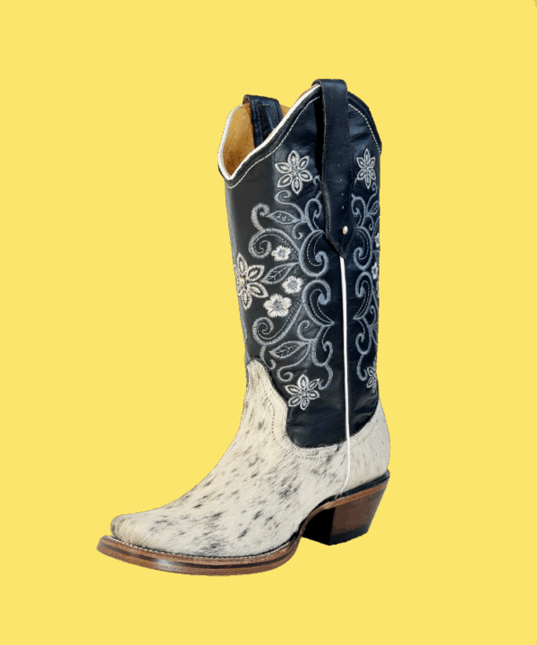 Botas pelo de vaca con horma rodeo, suela de cuero y forro de res. ¡Auténtico estilo vaquero con elegancia artesanal!