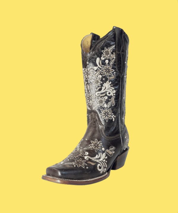 Bota vaquera de dama en piel de res color CAFÉ, con un diseño de bordado láser en el tubo y la parte inferior.